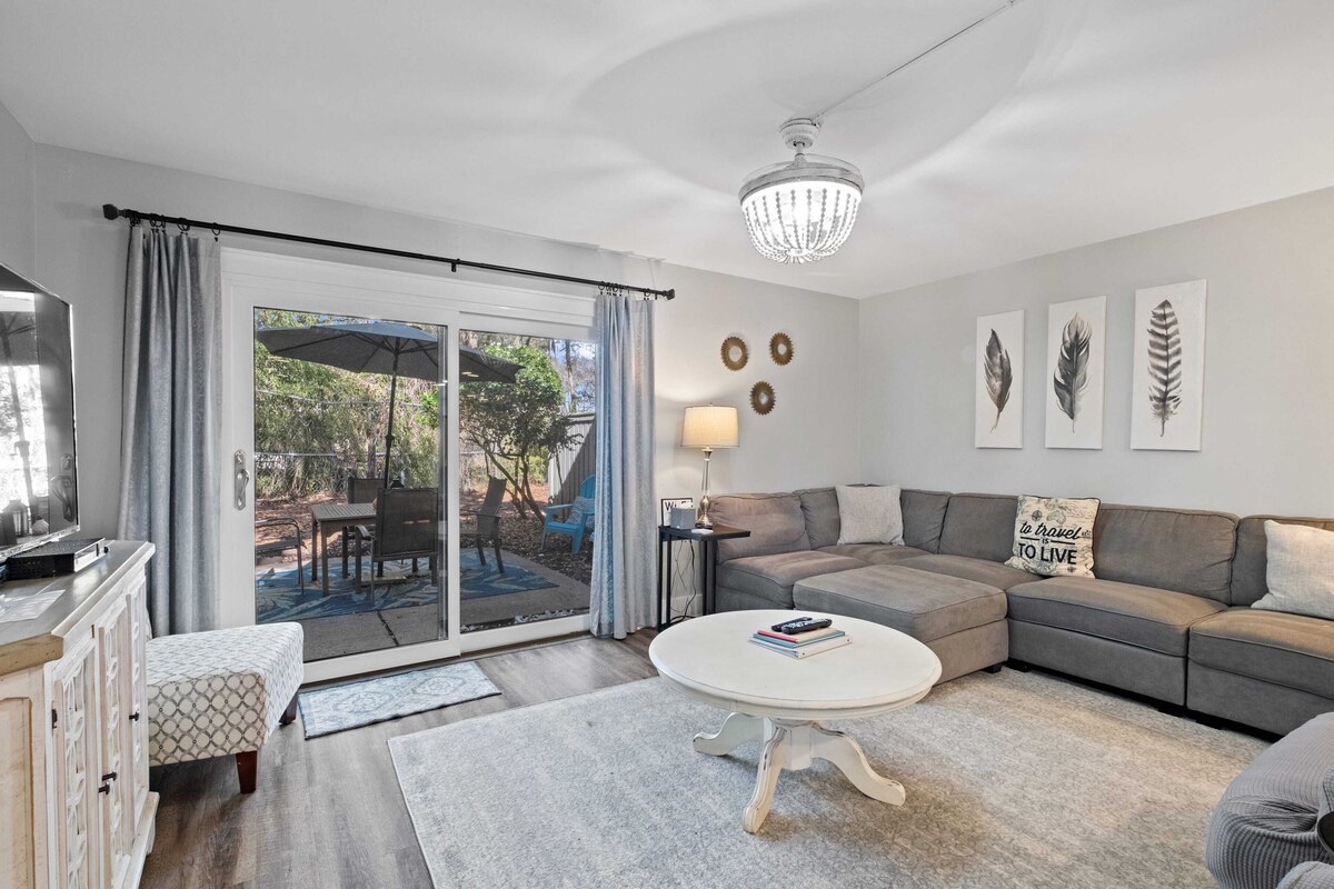 Enjoy a walk to the beach from this renovated, pet friendly end-unit villa.