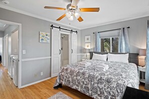 3 habitaciones, tabla de planchar con plancha y cuna de viaje