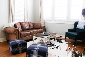 Smart TV, fireplace, DVD player, books