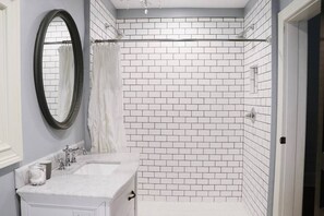 Baignoire, sèche-cheveux, serviettes fournies, savon