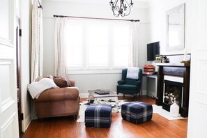 Smart TV, fireplace, DVD player, books