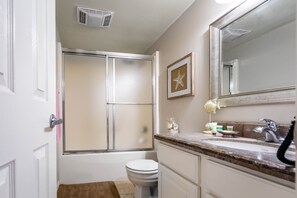 Kombinert dusj/badekar, hårføner, håndklær og såpe