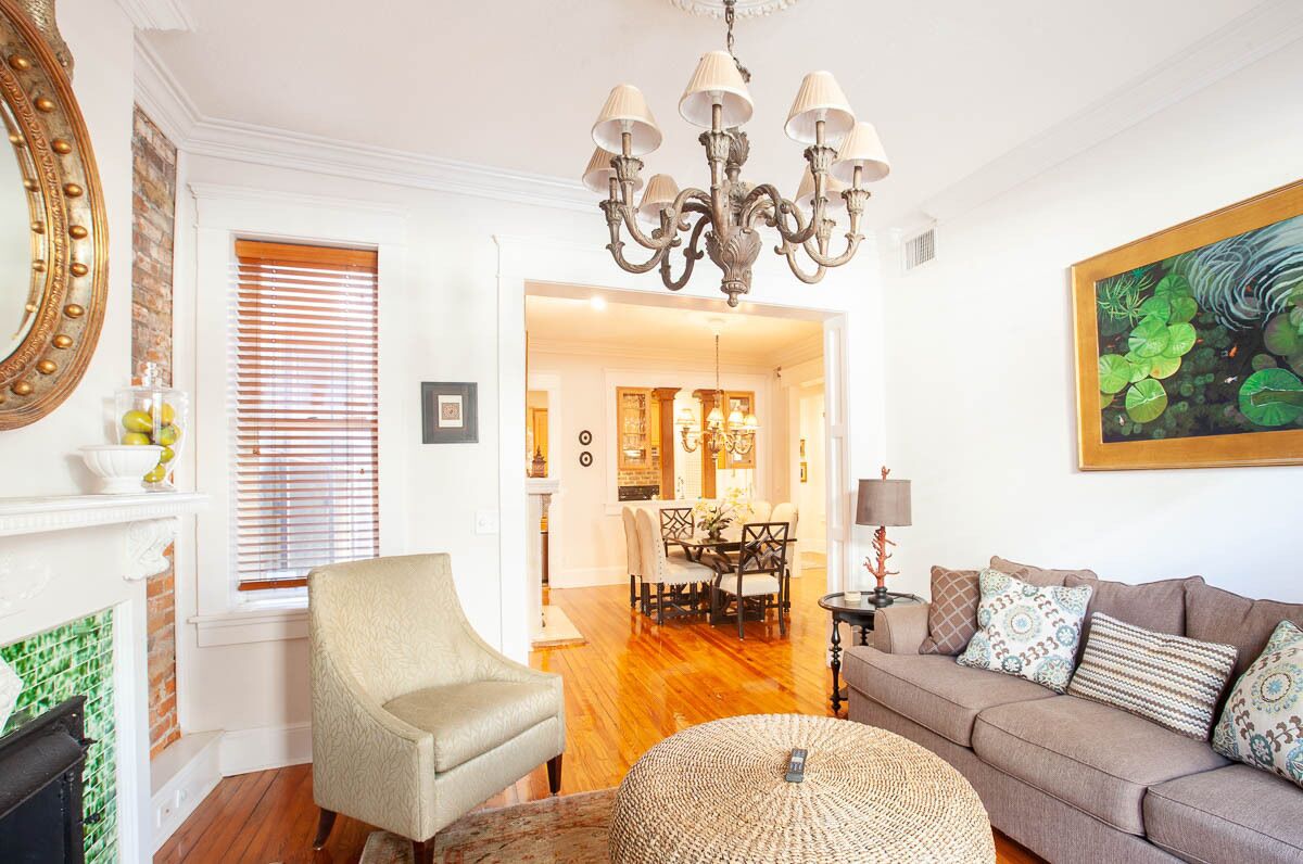 Balcony on Monterey: 2 BD condo steps from Forsyth park