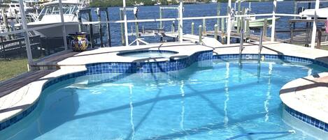 حمّام سباحة خارجي