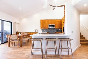 Cafetera y tetera, refrigerador, microondas y horno 