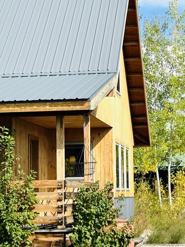 puusepät mökki / perääntyä