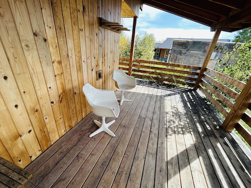 puusepät mökki / perääntyä