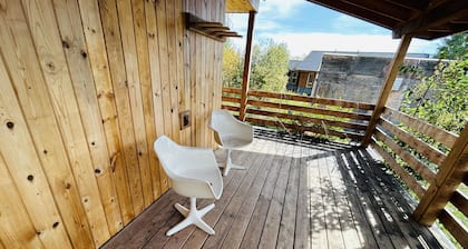 puusepät mökki / perääntyä