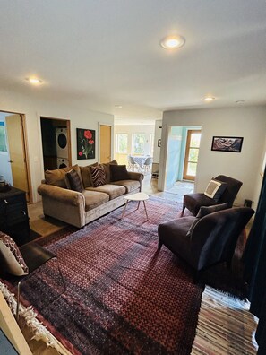 TV, books, stereo - woodworkers cottage/retreat (Driggs)