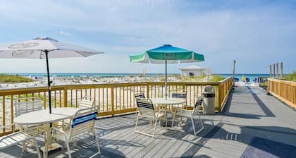 Beachfront at Pelican, Renovated, Stunning Ocean View, 3 Pools, Beach Chairs