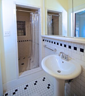 Ensemble douche/baignoire, sèche-cheveux, serviettes fournies, savon