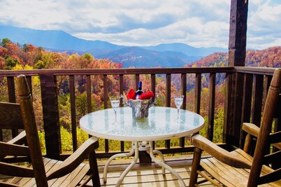 Trillion Dollar Mtn View Great Gatlinburg Location Private Cozy Romantic Hot Tub