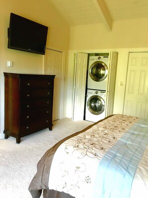 2 Schlafzimmer, Schreibtisch, Bügeleisen/Bügelbrett, WLAN