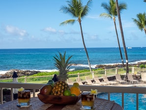 Outdoor dining - Sunset in Paradise Oceanfront 1BR/1BA Condo at Kona Reef Fast WiFi & Dual AC (Kailua-Kona)