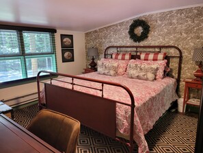 4 soverom, skrivebord, strykejern/-brett og reiseseng for barn