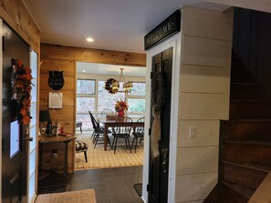 Dining - Serene Mountain Cottage on banks of McCullen Run Stream (Ligonier)