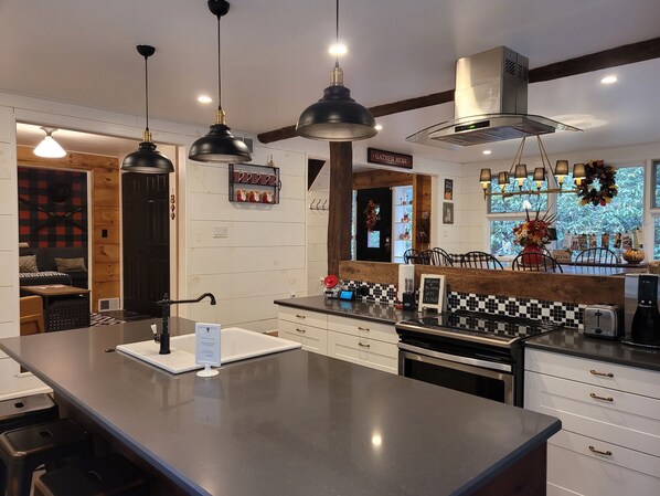 Fridge, microwave, oven, stovetop - Serene Mountain Cottage on banks of McCullen Run Stream (Ligonier)