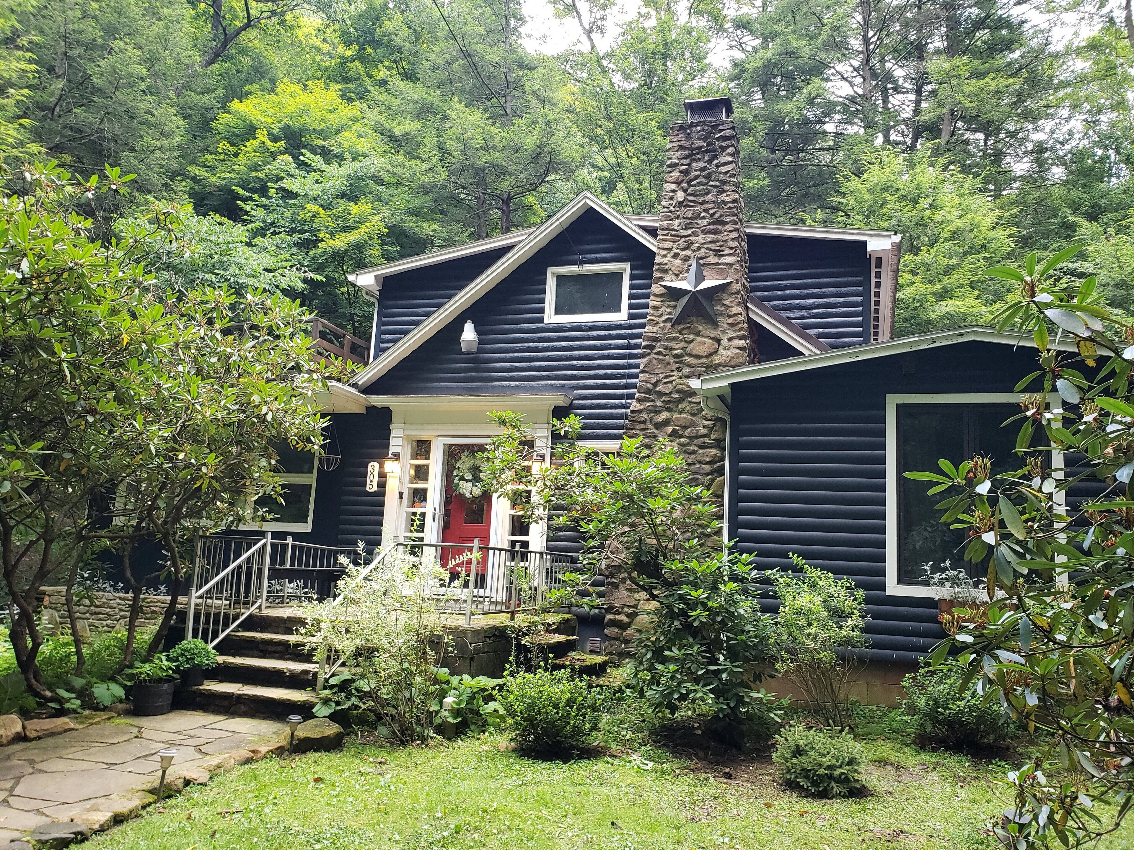 Serene Mountain Cottage on banks of McCullen Run Stream, Ligonier, PA