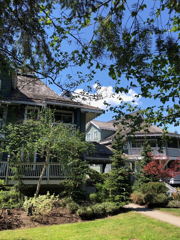 Exterior - GraniteCourt402: 1 bedroom in prime Village North location. Walk to Everything! (Whistler)