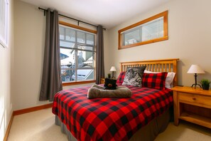 2 bedrooms, iron/ironing board, free WiFi, bed sheets - GraniteCourt402: Prime Village North location. Walk to Everything! *A/C May-Sep* (Whistler)