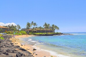 Beach nearby, sun loungers, beach towels
