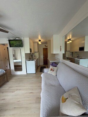Smart TV, books - Prince Kuhio Poipu ~ Ocean View, quiet, comfortable, end unit-ground floor (Koloa)