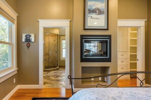 4 makuuhuonetta, työpöytä, silitysrauta/-lauta, vauvan matkasänky