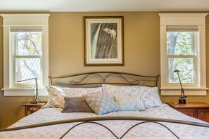 4 bedrooms, desk, iron/ironing board, travel crib