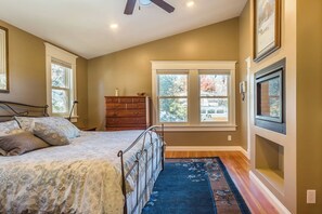 4 slaapkamers, een bureau, een strijkplank/strijkijzer, reisbedje