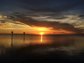 Aurinkotuoleja, rantapyyhkeitä