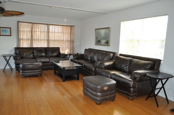 Smart TV, Netflix, books, streaming services