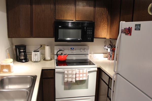 Køleskab, mikrobølgeovn, ovn, kogeplade