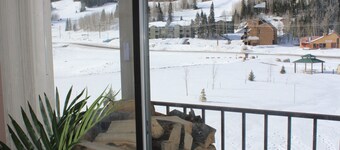 Spacious,  Family-friendly 3b/3b Brian Head Condo! Walk to Giant Steps Ski Lift!
