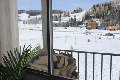 Spacious,  Family-friendly 3b/3b Brian Head Condo! Walk to Giant Steps Ski Lift!