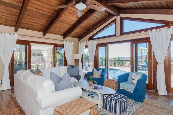 Smart-tv, een dvd-speler, boeken en een filmbibliotheek