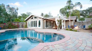 Una piscina al aire libre, una piscina climatizada