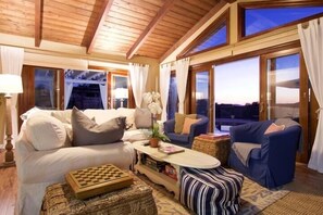 Smart TV, DVD player, livros, videoteca