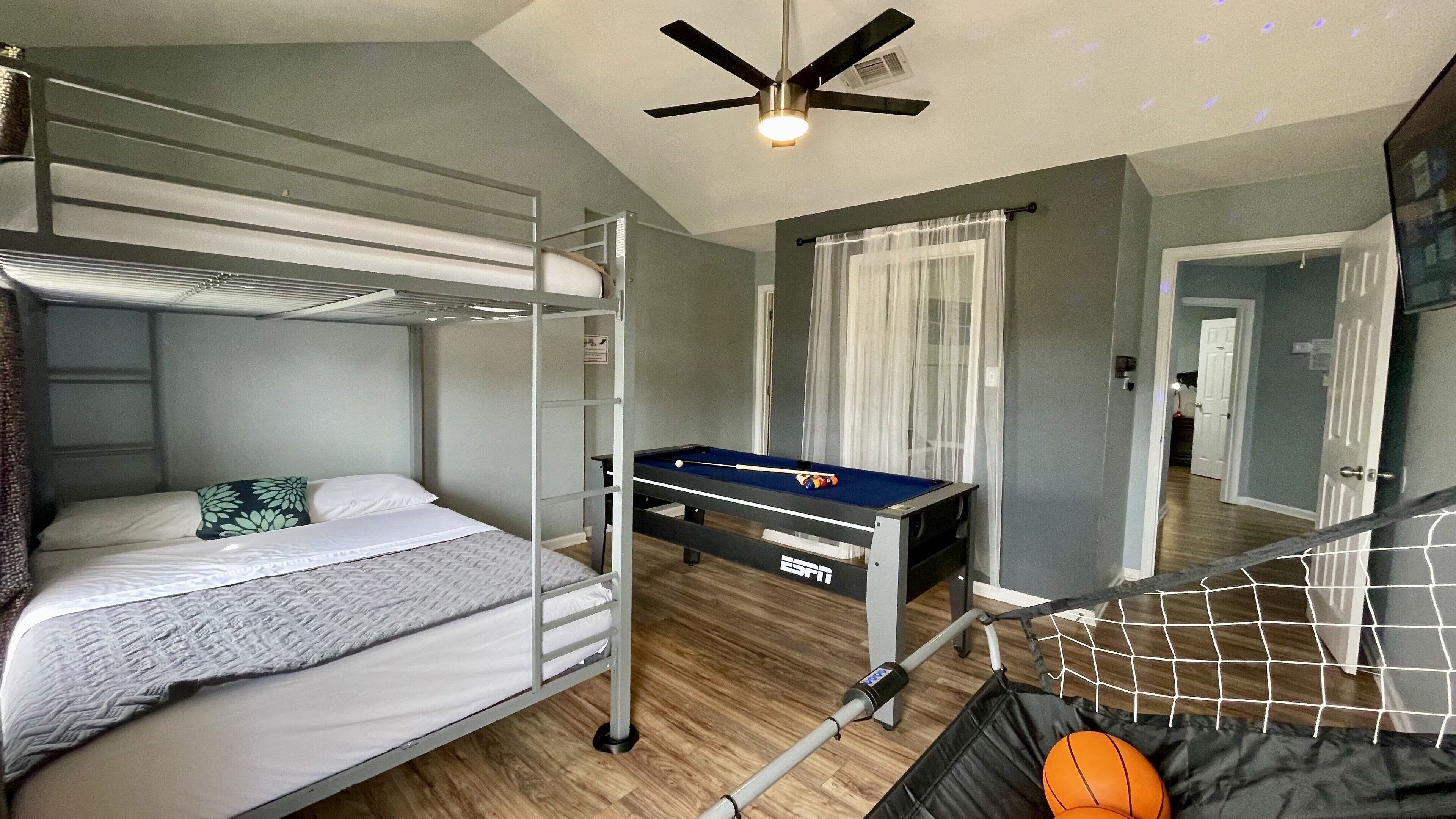 3 makuuhuonetta, silitysrauta/-lauta, ilmainen Wi-Fi, vuodevaatteet