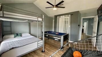 3 makuuhuonetta, silitysrauta/-lauta, ilmainen Wi-Fi, vuodevaatteet