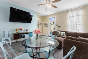 Smart TV, video library - Blue Beach House, GAME ROOM, Sleep 8, Swim Pool, Gated, Casinos (Gulfport)
