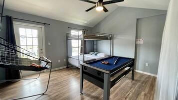 3 bedrooms, iron/ironing board, free WiFi, bed sheets