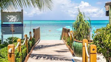 En la playa, camastros y toallas de playa