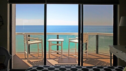 MILLION DOLLAR VIEWS/OCEAN FRONT/FREE BCH SRVC 2 CHAIRS/1 UMBR - SLEEPS 2