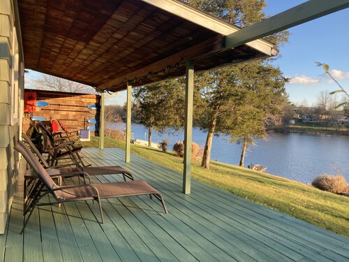 Lakefront Cottage known as the Most Relaxing Place in the area & 5 kayaks