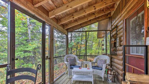 Intiimi mökki syrjässä polkua