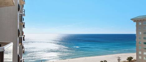 En la playa, sillas reclinables de playa