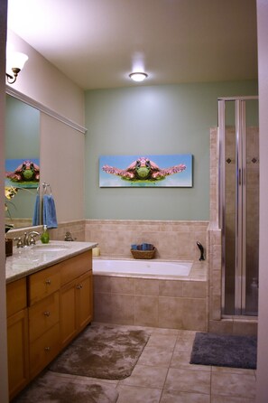 Combined shower/tub, jetted tub, hair dryer, towels