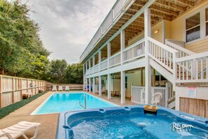 حمّام سباحة خارجي، حمّام سباحة مُدفَّأ