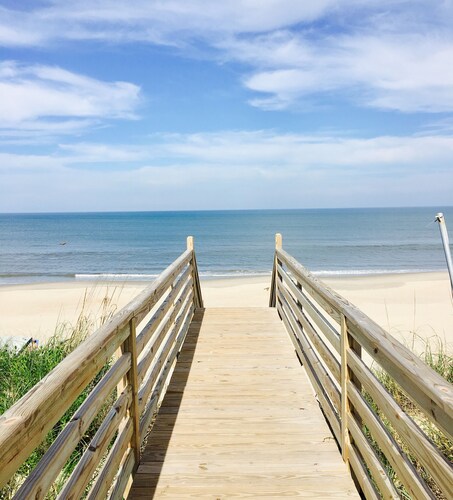 Corolla Paradise, 10 Bedrooms, 10 Baths, Private Setting! 3 Minute Walk To Beach