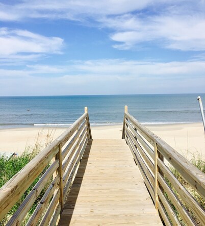 Corolla Paradise, 10 Bedrooms, 10 Baths, Private Setting! 3 Minute Walk To Beach